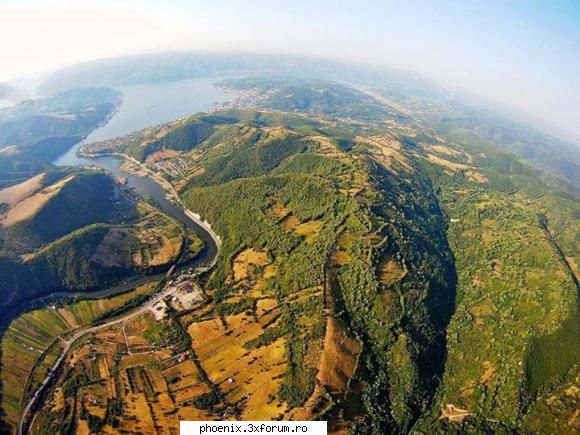 eu am dunarea la mine in zona asa ca o sa va delectez privirea cu cateva foto aeriene 
din cand in